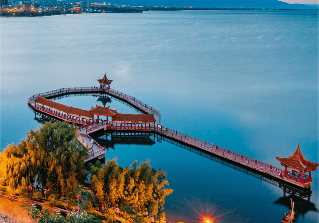 ho-nhi-hai-lac-buoc-vao-buc-tranh-thuy-mac-van-nam.jpg