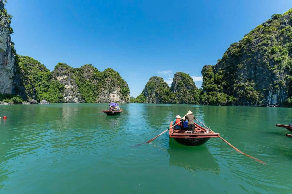 Chèo đò nan thăm quan làng chài Vung Viêng