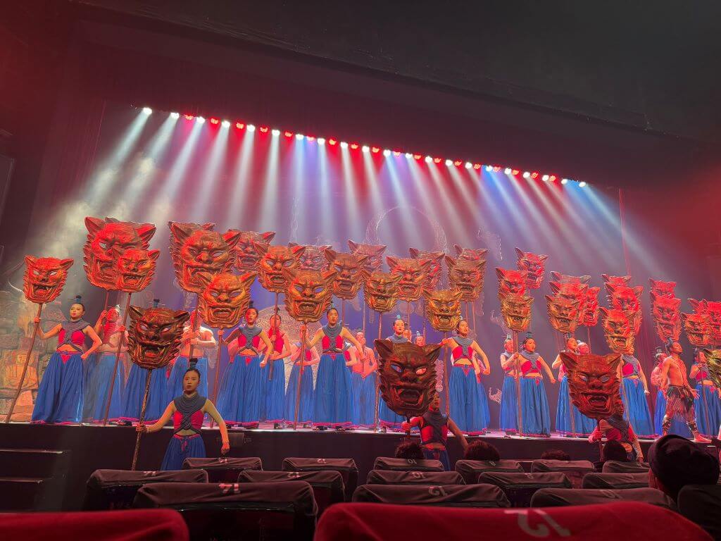 show-an-tuong-van-nam-man-nhan-nghe-thuat-mua-chim-cong-dinh-cao.jpg