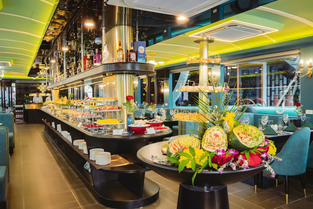 Buffet trưa trên du thuyền 5 sao