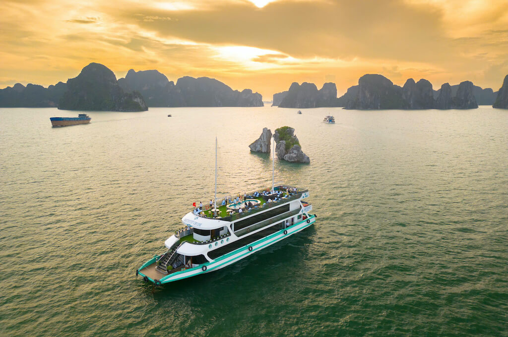Du thuyền 5 sao thăm vịnh Hạ Long