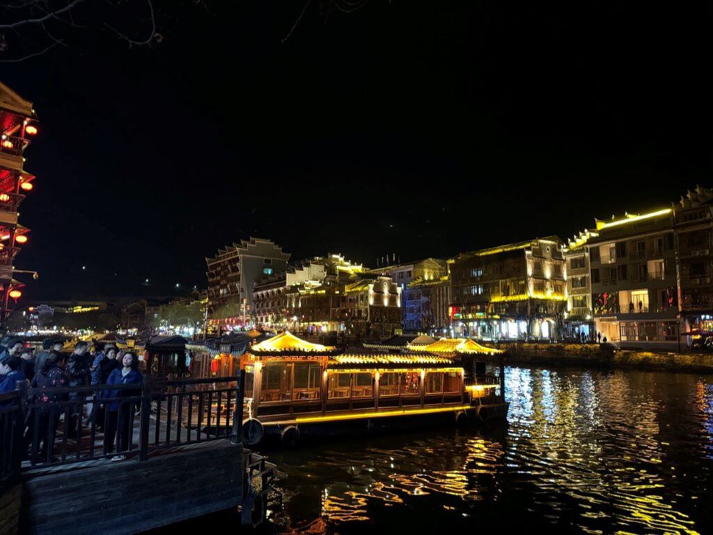 tour-quy-chau-trung-quoc-4-ngay-3-dem-kham-pha-thien-ho-mieu-trai.jpg