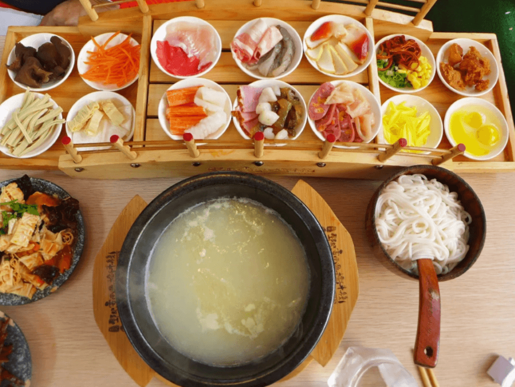 bun-qua-cau-bieu-tuong-am-thuc-noi-tieng-van-nam.jpg