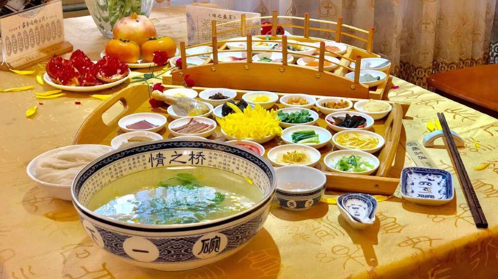 bun-qua-cau-bieu-tuong-am-thuc-noi-tieng-van-nam.jpg