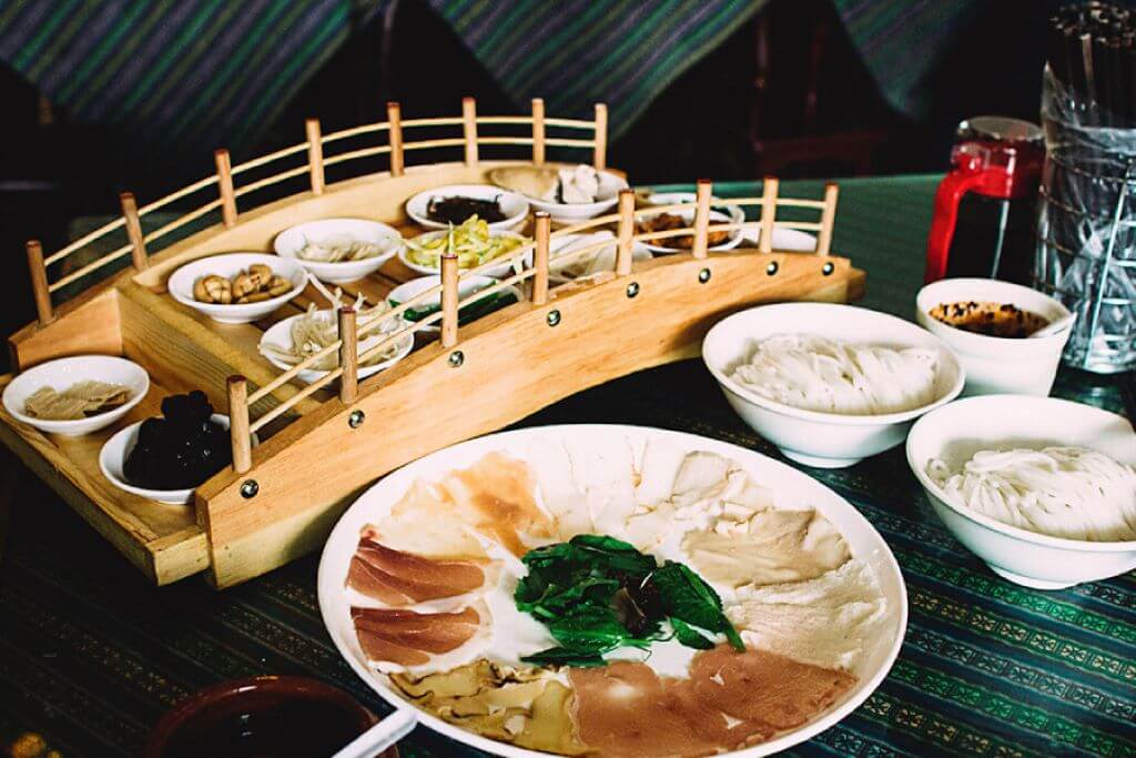 bun-qua-cau-bieu-tuong-am-thuc-noi-tieng-van-nam.jpg