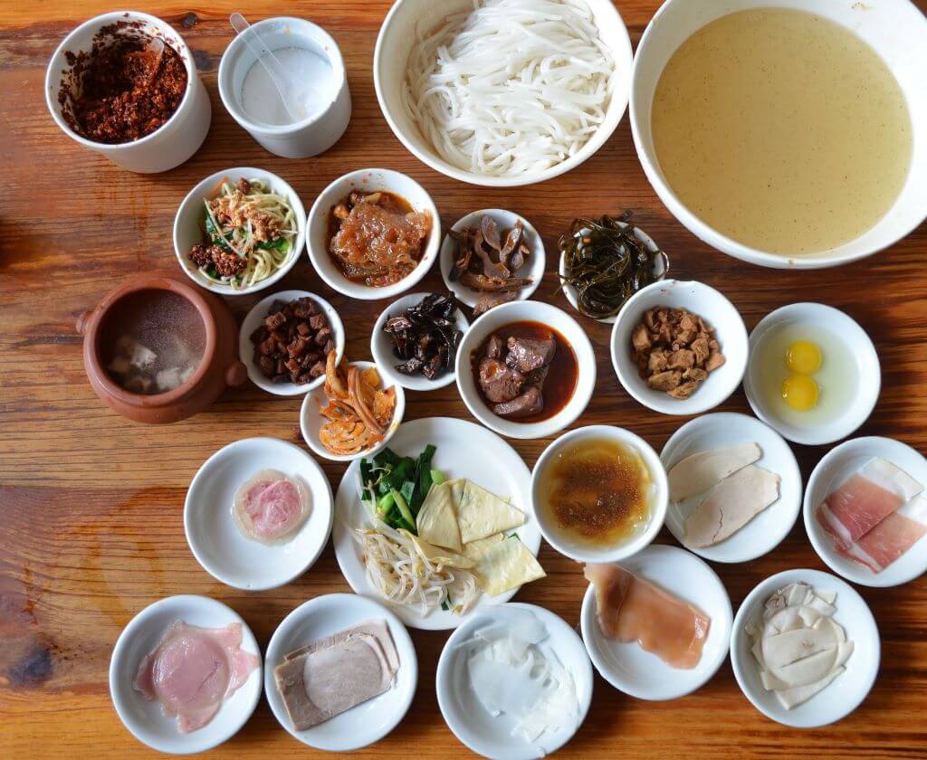 bun-qua-cau-bieu-tuong-am-thuc-noi-tieng-van-nam.jpg