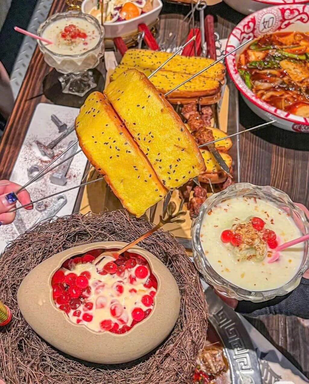 kham-pha-cho-dem-nam-cuong-thien-duong-am-thuc-con-minh.jpg