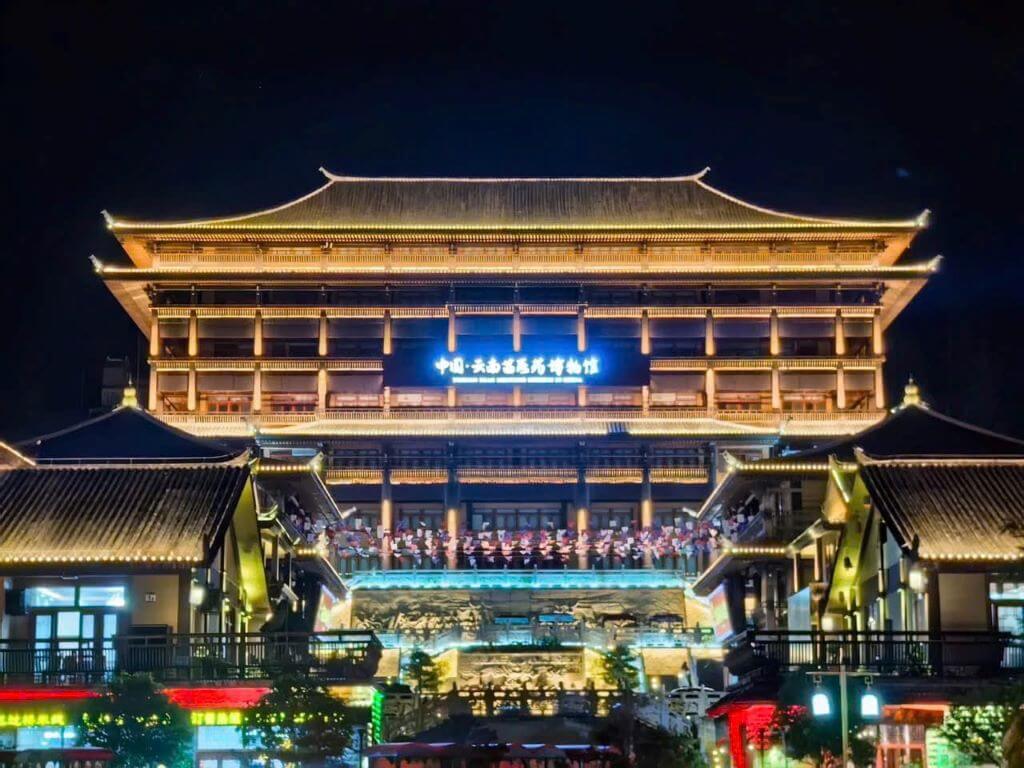 lang-mieu-tich-thuy-vien-ngoc-co-an-minh-giua-nui-rung-van-nam.jpg