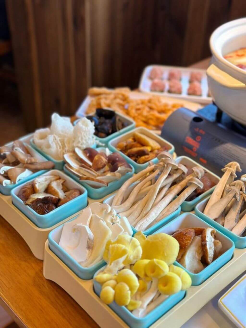 thuong-thuc-lau-nam-van-nam-tai-con-minh-vi-ngon-kho-quen.jpg