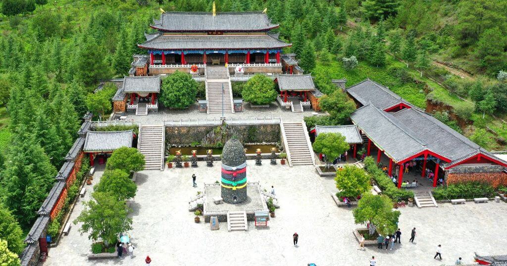 ngoc-thuy-trai-lang-co-600-nam-bi-an-giua-dat-troi-van-nam.jpg