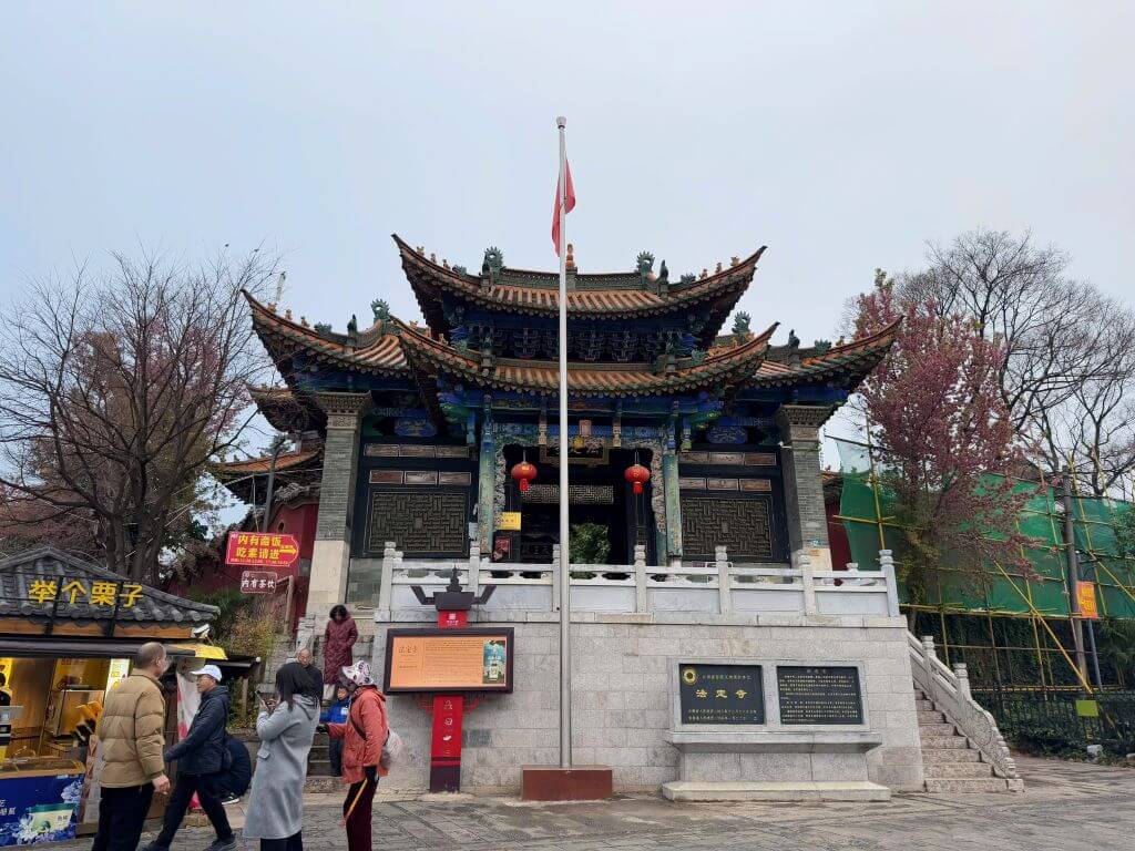 thanh-co-quan-do-hanh-trinh-nguoc-thoi-gian-giua-long-con-minh.jpg